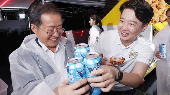 이준석 국민의힘 전 대표(오르쪽)와 홍준표 대구시장이 30일 대구 달서구 두류야구장에서 개막한 '2023 대구치맥페스티벌' 개막식에 참석하고 있다. 연합뉴스