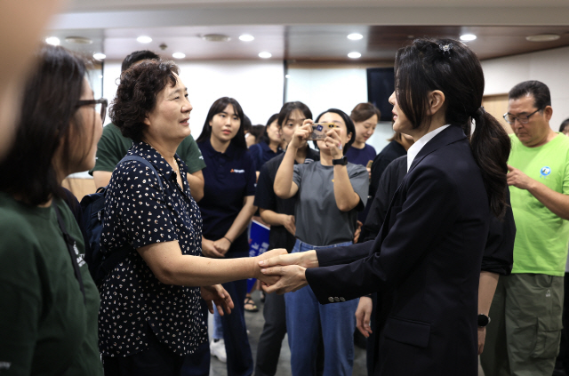 ▲ 김건희 여사가 30일 한국프레스센터에서 열린 개식용 반대 시민단체 기자회견장에 나타나 동참 의사를 밝히고 있다. 사진/대통령실 공동취재단