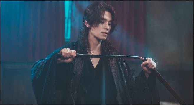 Lee Dong-wook plays male gumiho Lee Yeon in 2020's "Tales of the Nine Tailed." (tvN)