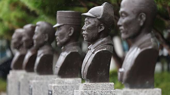 ▲ 국방부가 육군사관학교 교내뿐 아니라 국방부 청사 앞에 설치된 고(故) 홍범도 장군 흉상에 대해서도 필요시 이전을 검토하고 있다고 밝힌 8월28일 서울 용산구 국방부 청사 앞에 설치된 고 홍범도 장군 흉상 모습. ⓒ 연합뉴스