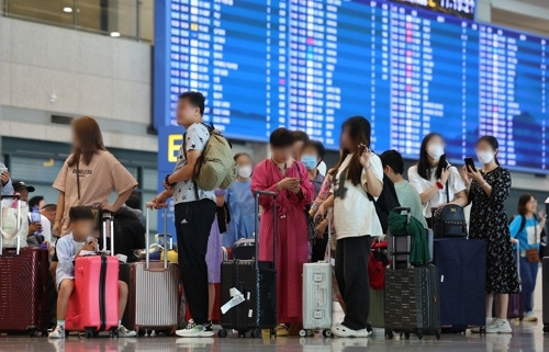 지난 15일 중국 지난시에서 한국으로 단체 관광을 온 중국 단체 관광객들이 인천국제공항 제1여객터미널 입국장에서 가이드 안내를 기다리고 있다. [사진출처=연합뉴스]