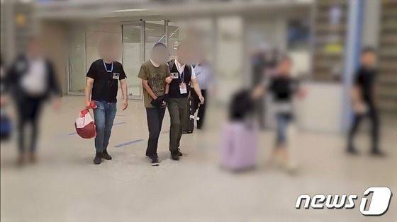 성폭력처벌법, 아동청소년성보호법, 정보통신망보호법 위반 혐의로 구속송치된 30대 남성 A씨가 지난 22일 인천공항을 통해 국내로 송환되는 모습. /사진=뉴스1(제주경찰청 제공)