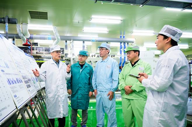 이번 컨설팅을 통해 해성디에스에 양성된 '설비 진단 전문가' 4인과 김재순 컨설턴트가 변화된 사업장을 둘러보며 컨설팅 성과를 다시 한번 확인하고 있다 (좌측부터) 김재순 컨설턴트, 해성디에스 김선근 부장, 해성디에스 임시윤 직장, 해성디에스 정휘섭 부장, 해성디에스 곽경흔 과장/사진=삼성전자