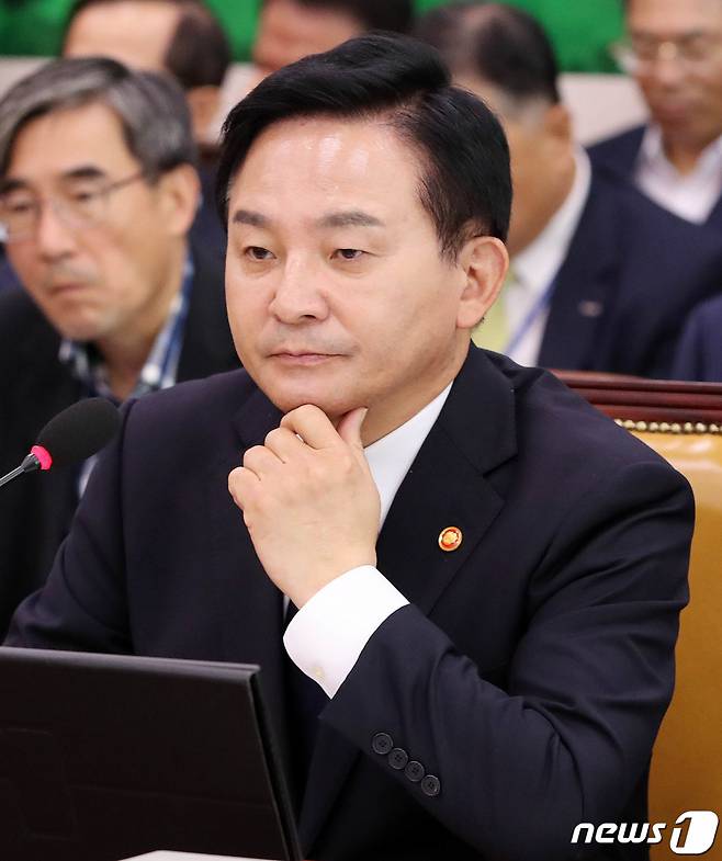 원희룡 국토교통부 장관이 30일 서울 여의도 국회에서 열린 국토교통위원회 전체회의에 출석해 의원들 질의를 경청하고 있다. /사진=뉴스1