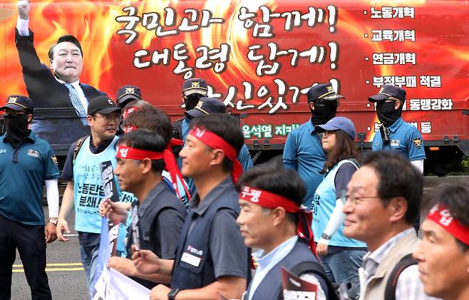 산업계가 하투 가능성에 우려하고 있다. 사진은 지난 7월12일 오후 서울 용산구 이촌역 인근에서  ‘노동·민생·민주·평화 파괴, 윤석열 정권 퇴진' 민주노총 금속노조 총파업대회에서 행진하는 모습. /사진=뉴시스