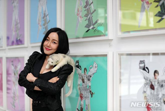 [서울=뉴시스] 김명년 기자 = 팝아티스트 낸시랭이 30일 오전 서울 강남구 아트버디 갤러리에서 개인전 '버블코코 스페이스 아트(Bubble Coco SPACE ART)' 기자간담회에서 포즈를 취하고 있다. 2023.08.30. kmn@newsis.com