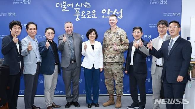 [안성=뉴시스] 김보라 안성시장(사진 왼쪽에서 다섯번째)이 평택 주한미군 험프리스 수비대 관계자들과 기념사진을 찍고 있다. (사진 = 안성시 제공)