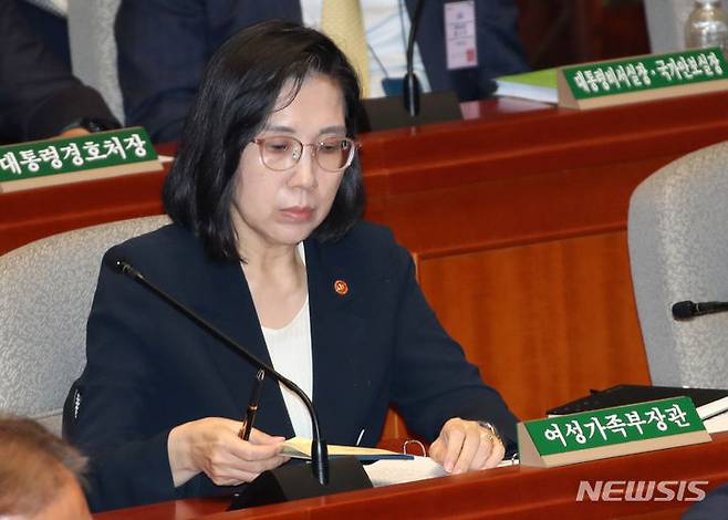 [서울=뉴시스] 고범준 기자 = 김현숙 여성가족부 장관이 30일 오후 서울 여의도 국회 본관 예결위회의장에서 열린 예산결산특별위원회 전체회의에서 자료를 살펴보고 있다. 2023.08.30. bjko@newsis.com