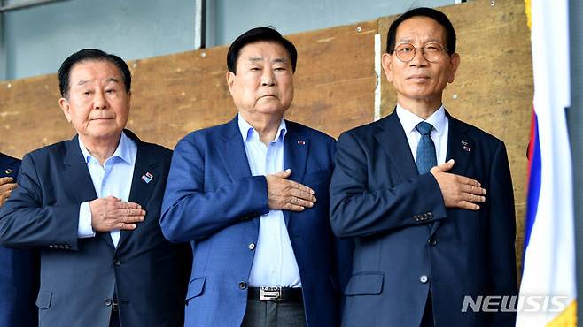[광주=뉴시스] 김혜인 기자 = 황일봉 5·18민주화운동부상자회장(사진 오른쪽)이 대한민국상이군경회 등 12개 보훈단체와 함께 30일 오전 광주시청에서 정율성 기념사업 철회를 촉구 집회에 참여하고 있다. 2023.08.30. hyein0342@newsis.com