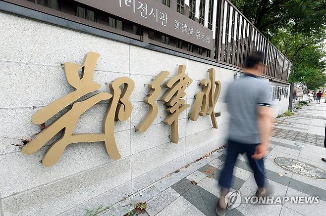 정율성 기념사업 찬반 논란이 이어진 지난 28일 오후 광주 남구에 조성된 정율성로를 시민이 지나가고 있다. 연합뉴스 제공