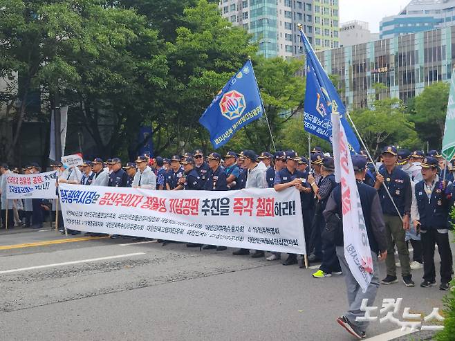 대한민국 호국보훈단체 연합회는 30일 광주시청 앞에서 집회를 열고 정율성 역사공원 조성의 전면 철회를 광주시에 촉구했다. 박성은 기자