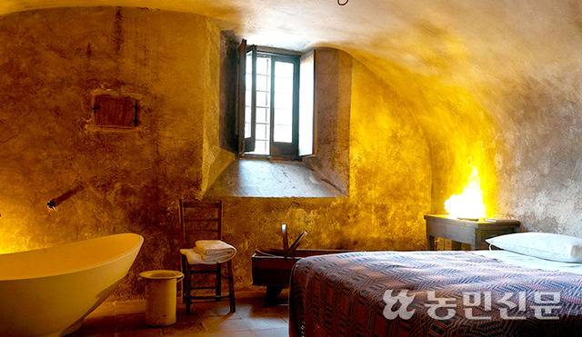 객실은 전통 생활양식을 그대로 살려 고쳤다.