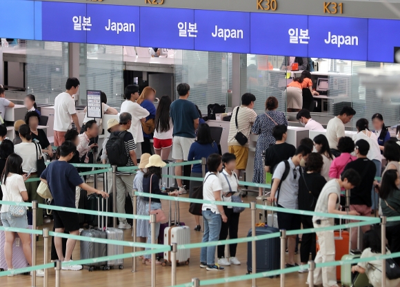 한국인 일본여행객 ‘노재팬 이전 수준을 향해 성큼’ - 사진은 지난 7월 20일 인천국제공항 제1터미널 내 일본으로 향하는 한 항공사 출국 수속 게이트 모습.