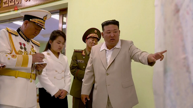 지난 27일 북한 해군절(8.28)을 맞아 딸 주애와 해군사령부를 방문한 김정은 북한 국무위원장. 연합뉴스