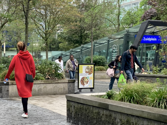 7월 말 네덜란드 암스테르담의 국제업무지구 자위다스에서 다양한 인종의 직장인들이 퇴근하고 있다. 암스테르담=박효정 기자