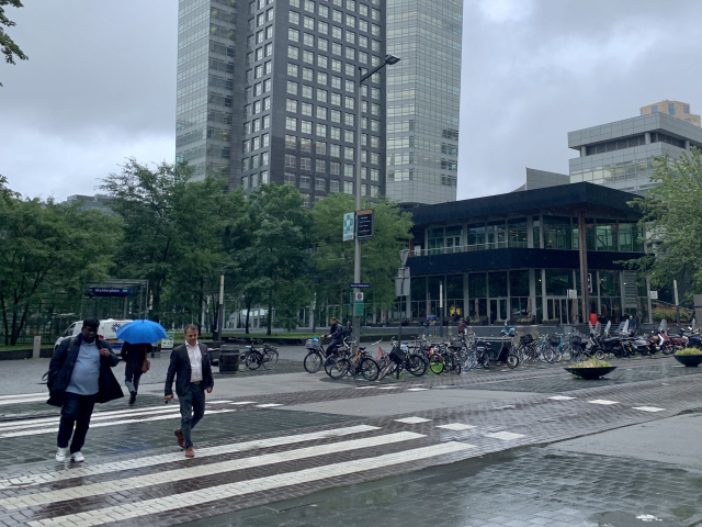 7월 말 네덜란드 암스테르담의 국제업무지구 자위다스에서 다양한 인종의 직장인들이 퇴근하고 있다. 암스테르담=박효정 기자