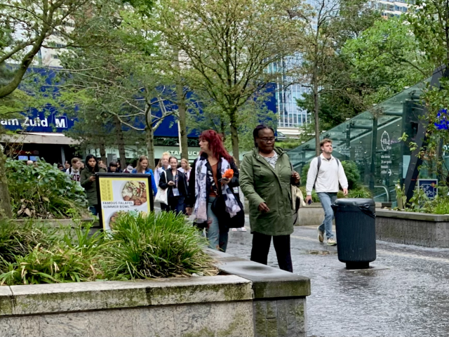 7월 말 네덜란드 암스테르담의 국제업무지구 자위다스에서 다양한 인종의 직장인들이 퇴근하고 있다. 암스테르담=박효정 기자