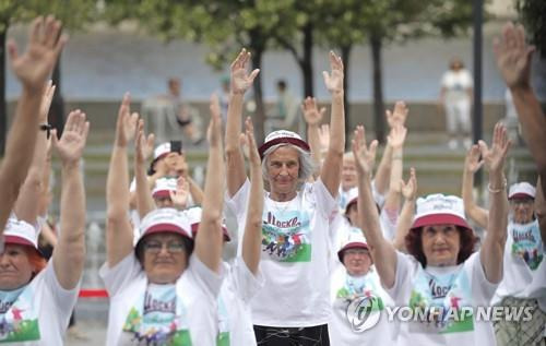 운동하는 러시아 모스크바 어르신들  기사 내용과 직접 관련 없음. [EPA 연합뉴스 자료사진. 재판매 및 DB 금지]