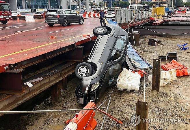 도시철도 공사장으로 추락한 차량 (광주=연합뉴스) 30일 오전 광주 남구 백운광장 인근 도시철도 2호선 공사장 지하공간에 차량이 추락해 있다. 2023.8.30 [광주 남부소방서 제공. 재판매 및 DB 금지] daum@yna.co.kr