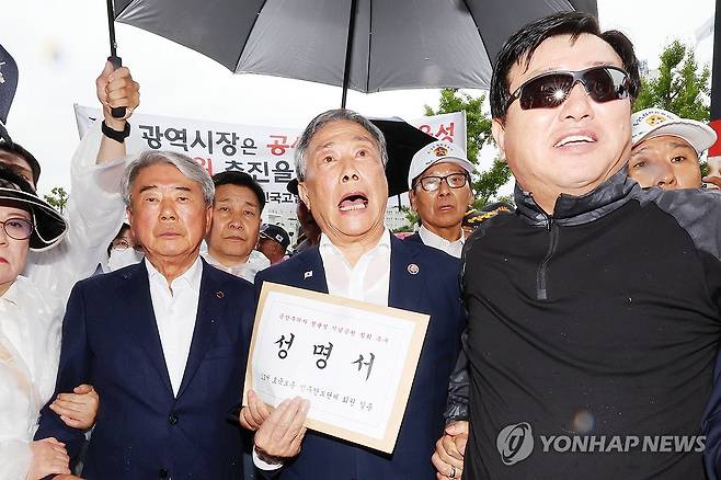 보훈단체, 정율성 기념사업 철회 촉구 (광주=연합뉴스) 정다움 기자 = 30일 오후 광주시청 앞에서 열린 보훈단체의 '정율성 역사공원 조성사업' 전면 철회 촉구 집회에서 회원들이 항의를 하고 있다. 2023.8.30 daum@yna.co.kr