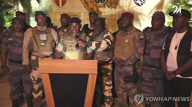 대통령 3연임에 반발해 권력 장악 주장하는 가봉 군부 (리브르빌 AFP=연합뉴스) 중부 아프리카 가봉의 군 고위 장교들이 30일(현지시간) 국영 '가봉24' TV 방송에 출연해 권력 접수를 주장하고 있다. 이날 군부는 최근 치러진 선거에서 알리 봉고 온딤바 대통령이 3연임에 성공한 것을 신뢰할 수 없다며 "가봉 공화국의 국가 기관을 해산한다"고 밝혔다. ['가봉24' TV 방송 화면 캡처] 2023.08.30 besthope@yna.co.kr