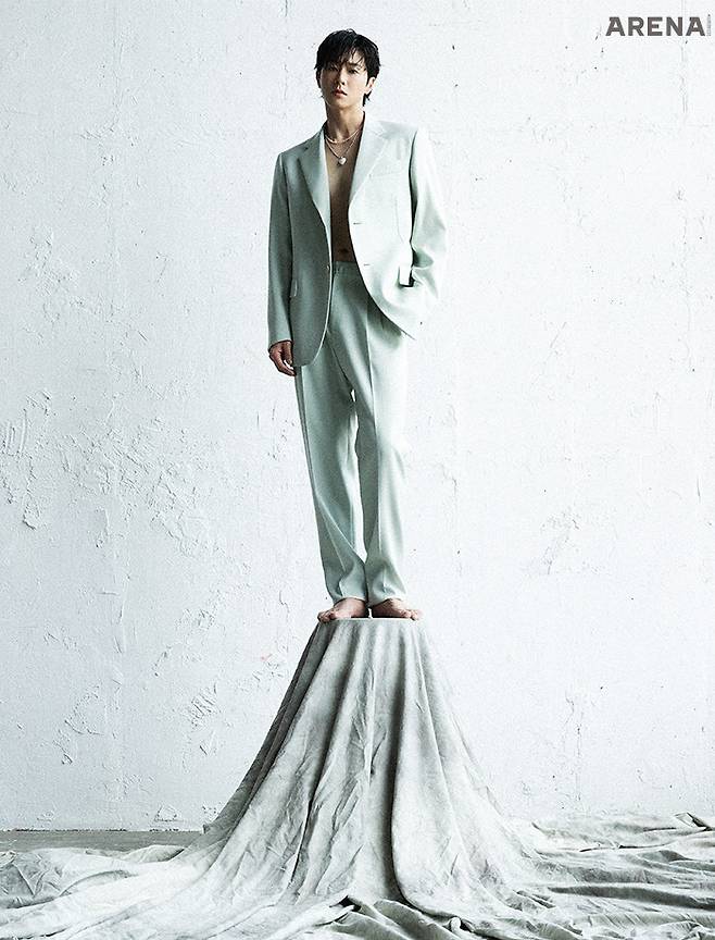 셋업 수트 랑방 by 무이, 목걸이 코디시아르·써드무브먼트 제품.