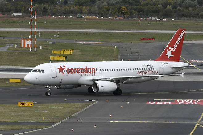 독일 서부 뒤셀도르프 공항에 착륙한 코렌돈 항공기.(사진=AFP)