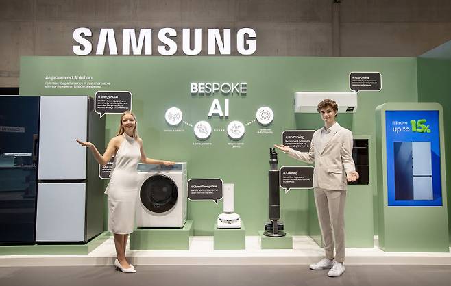 IFA 2023가 열리는 메세 베를린(Messe Berlin)에 위치한 삼성전자 전시관에서 삼성전자 모델이 AI 기술을 적용한 비스포크 가전을 소개하고 있다. (사진=삼성전자)