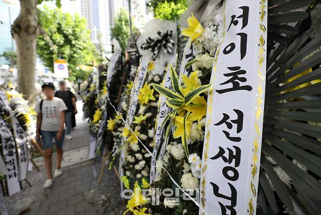 지난달 27일 서울 서초구 서이초 앞에 놓인 근조화환. (사진=뉴시스)