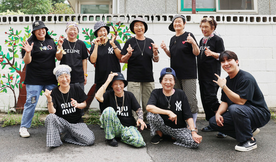 수니와 칠공주 랩퍼 그룹 할머니들이 랩을 지도 하는 안태기(아랫줄 오른쪽) 주무관과 정우정 선생(윗줄 왼쪽)이 기념 촬영을 하고 있다. 〈사진=칠곡군청〉