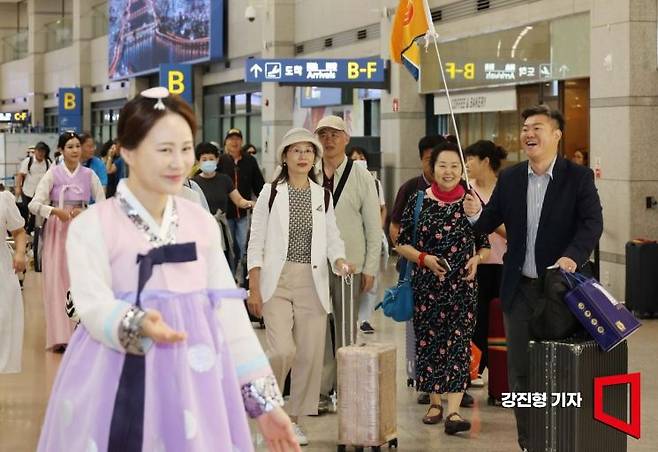 24일 인천국제공항 제1여객터미널에서 중국인 단체 관광객들이 입국하고 있다. 이날 한중 수교 31주년을 기념해 한국관광공사는 중국인 단체 관광객 환대 행사를 진행 했다. 사진=강진형 기자aymsdream@