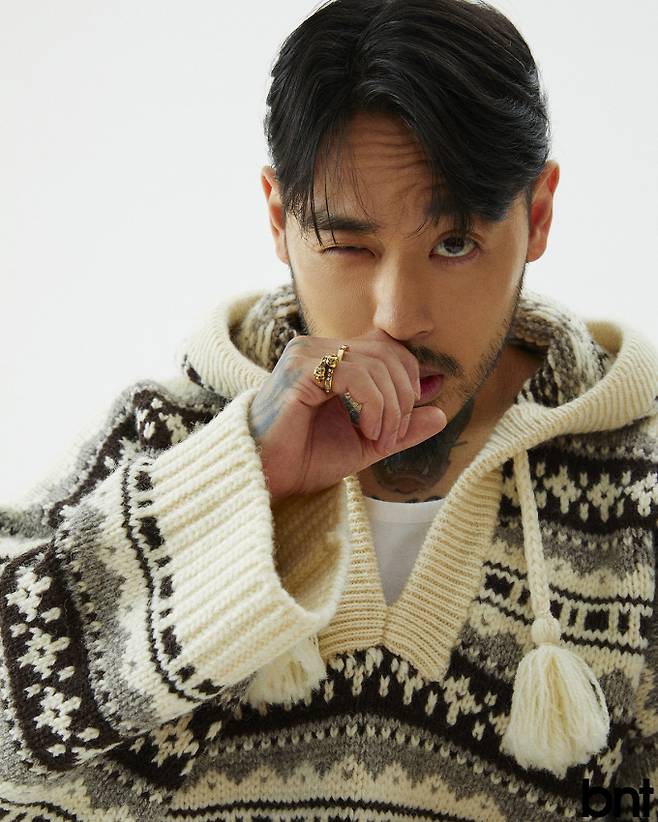 니트 톱은 CELINE 제품.