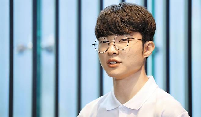 30일 서울 중구 SKT타워에서 열린 '팀 SK' 항저우 아시안게임 출정식에서 만난 '페이커' 이상혁이 질문에 답하고 있다. 그는 "시범 종목이었던 2018 아시안게임 때 은메달에 그쳤다. 이번 목표는 금메달"이라고 자신 있게 말했다. /오종찬 기자