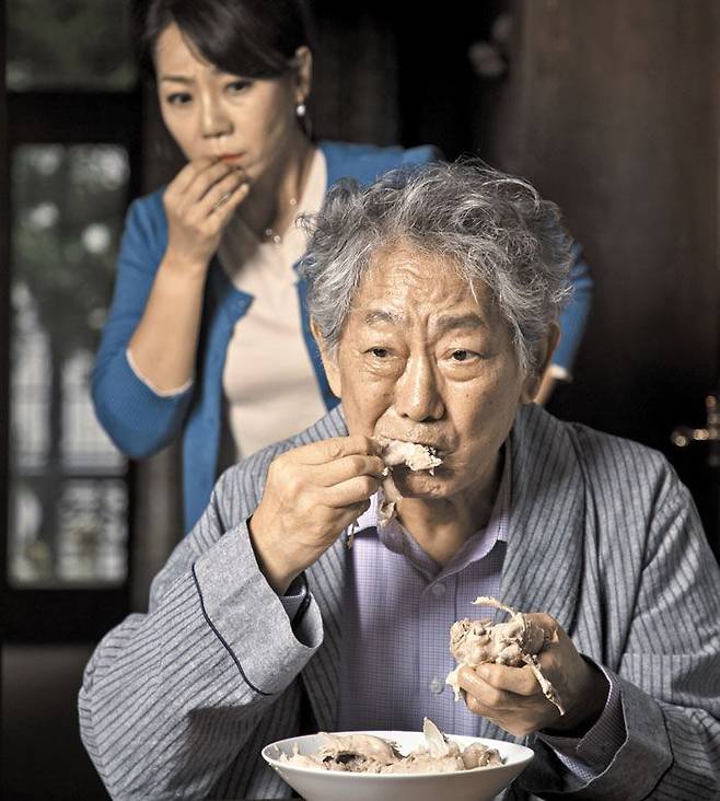 평생 예의 바르고 세련된 신사였던 극중 아버지 ‘앙드레’(전무송)가 게걸스럽게 닭고기를 뜯는 모습도 딸 ‘안느’(전현아)에겐 낯설고 서글프다. /김지호 기자