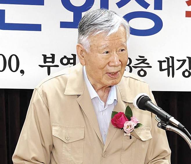 3년 만에 경영에 복귀한 이중근 부영그룹 회장이 30일 서울 중구 부영그룹 본사에서 열린 취임식에서 발언하고 있다. /연합뉴스