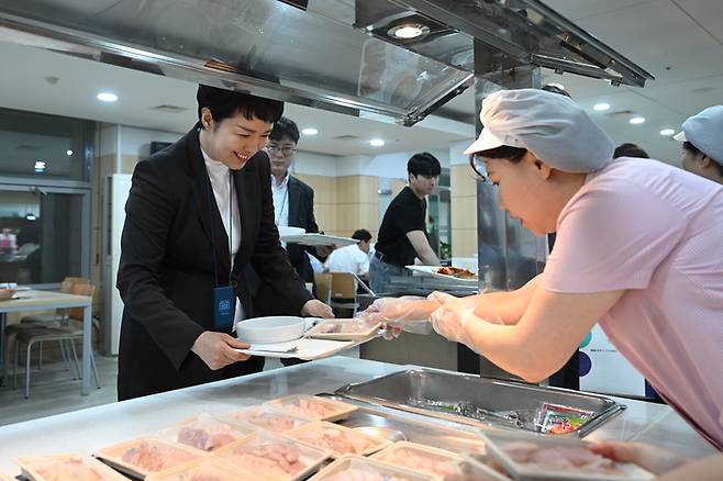 김은혜 대통령실 홍보수석이 28일 서울 용산 대통령실 청사에서 우리 수산물 메뉴를 점심 식사로 배식받고 있다. 대통령실 제공