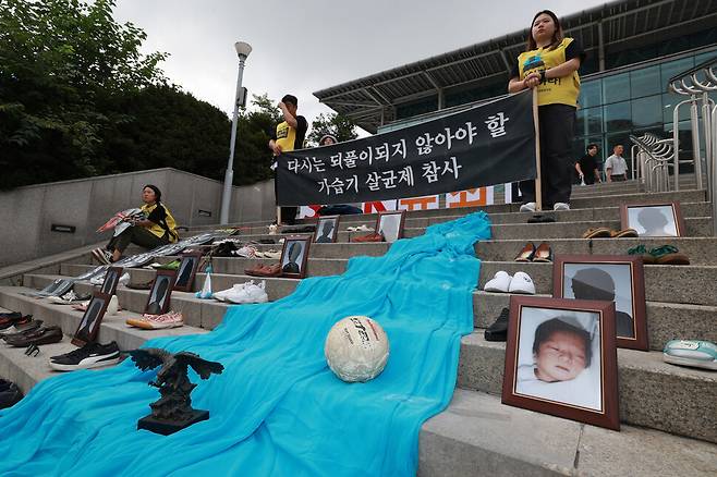 가습기살균제 참사 12주기인 31일 오전 서울 용산구 서울역 들머리 계단에서 ‘가습기살균제 피해자의 눈물: 유품 전시회’가 열리고 있다. 김혜윤 기자