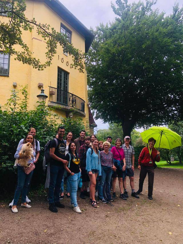 코펜하겐에선 초록색 우산을 든 현지 가이드들이 소규모 여행객들과 함께 동네 구석구석을 탐방하는 '프리 워킹 투어' 프로그램이 인기다. 기존 단체 관광은 유명 관광지를 훑어보는 게 전부였지만 이 프로그램은 숨겨진 역사와 문화를 설명하고 지역 깊숙한 곳까지 들어간다. 프리 워킹 투어 제공