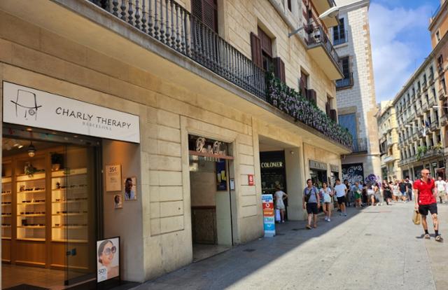 바르셀로나 건물 1층은 대부분 관광객들을 위한 화장품, 잡화점, 기념품점으로 바뀌었다. 정주민을 위한 병원, 약국, 슈퍼 등은 관광객용 매장들에 밀려나고 있다. 송주용 기자