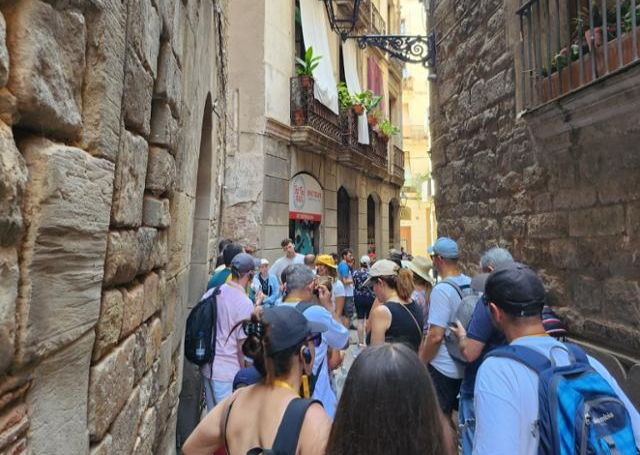 17일 오전 9시, 스페인 바르셀로나의 대표 관광코스 중 한 곳인 고딕지구 골목에 관광객들이 들어찼다. 2층부터는 거주민이 사는 공간으로 창문 밖에 화분이 놓이고 차양막이 쳐져있지만 관광객들은 이른 아침부터 비좁은 통로로 끊임없이 몰려왔다. 송주용 기자