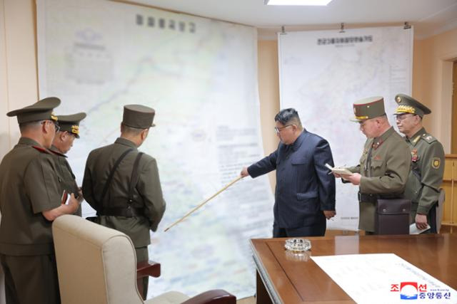 북한군이 한미연합 '을지 자유의 방패'(UFS) 연습에 대응한 전군지휘훈련을 29일 시작한 가운데 김정은 국무위원장이 이날 훈련 현장을 방문했다고 조선중앙통신이 31일 보도했다. 평양=조선중앙통신 연합뉴스