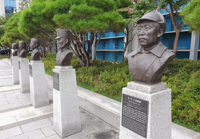 군이 육군사관학교뿐만 아니라 국방부 청사 앞에 설치된 고(故) 홍범도 장군 흉상에 대해서도 필요시 이전을 검토하겠다고 밝혔다. 사진은 지난달 28일 서울 용산구 국방부 청사 앞에 설치된 고(故) 홍범도 장군 흉상 모습. 뉴스1