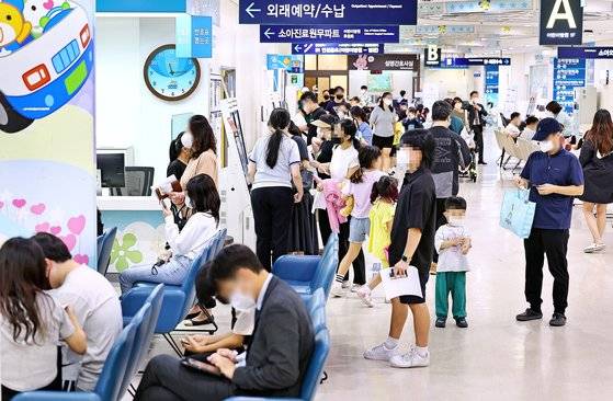 지난 29일 진료를 받으러 온 시민들로 북적인 서울대병원 어린이병원. 김종호 기자
