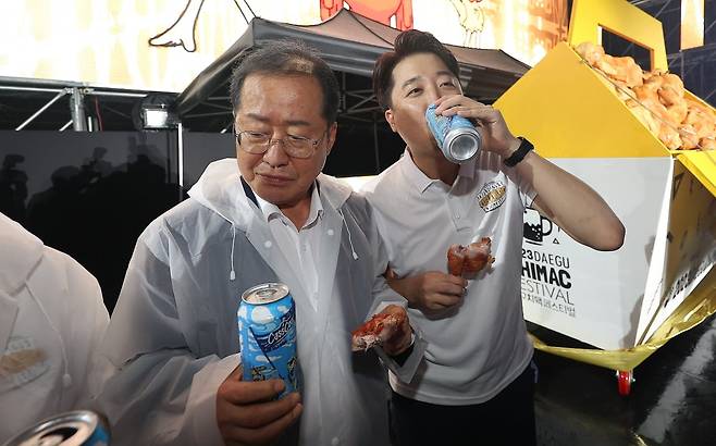 국민의힘 이준석 전 대표와 홍준표 대구시장이 30일 대구 달서구 두류야구장에서 개막한 '2023 대구치맥페스티벌' 개막식에 참석하고 있다./ 사진=연합뉴스