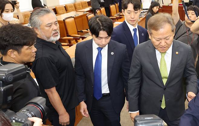 31일 국회 행정안전위원회에서 전체회의 종료 후 이태원 참사 유가족이 이상민 행정안전부 장관에게 항의하고 있다. 연합뉴스