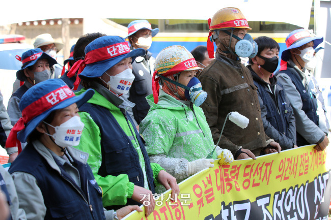 조선소 하청노동자들이 지난해 3월28일 서울 종로구 대통령직인수위원회 인근에서 체불임금 해결을 요구하고 있다. 권도현 기자