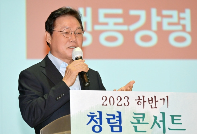 박완수 경남지사가 31일 오후 도청 신관 대강당에서 간부 공무원과 직원들을 상대로 청렴 특강을 하고 있다. 경남도 제공