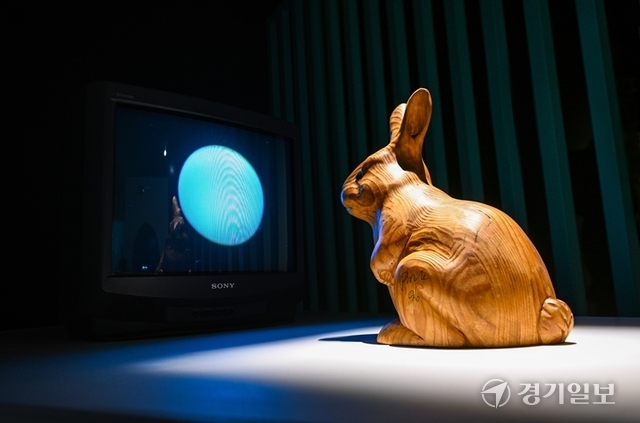 옥토끼가 자신이 살고 있는 달의 모습을 텔레비전을 통해 보고 있는 모습을 표현한 '달에사는 토끼'. 윤원규기자