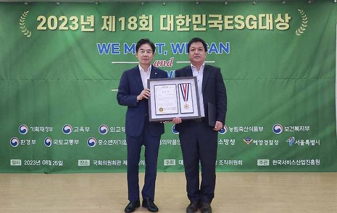 이성협 KCA 경영기획본부장(오른쪽)이 ESG대상 사회부총리(교육부장관) 표창을 수여받고 있다.   /사진=KCA