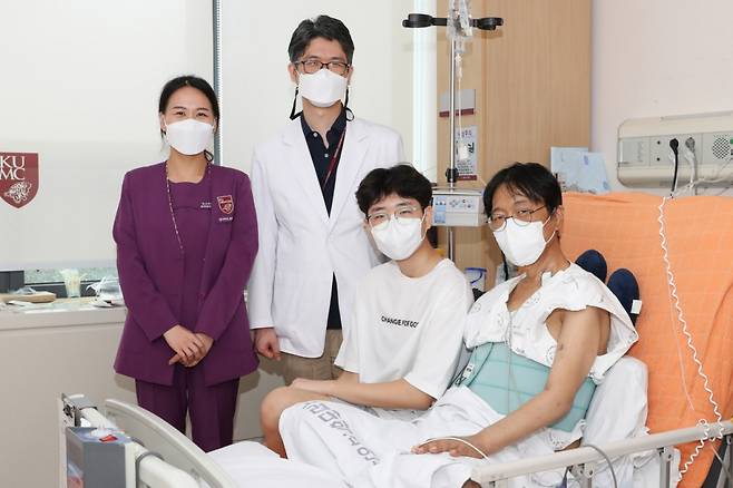 (왼쪽부터) 장기이식코디네이터 김예지 간호사, 간담췌외과 김상진 교수, 이 모 군(아들), 환자 이 모 씨(아버지). /사진=고려대의료원
